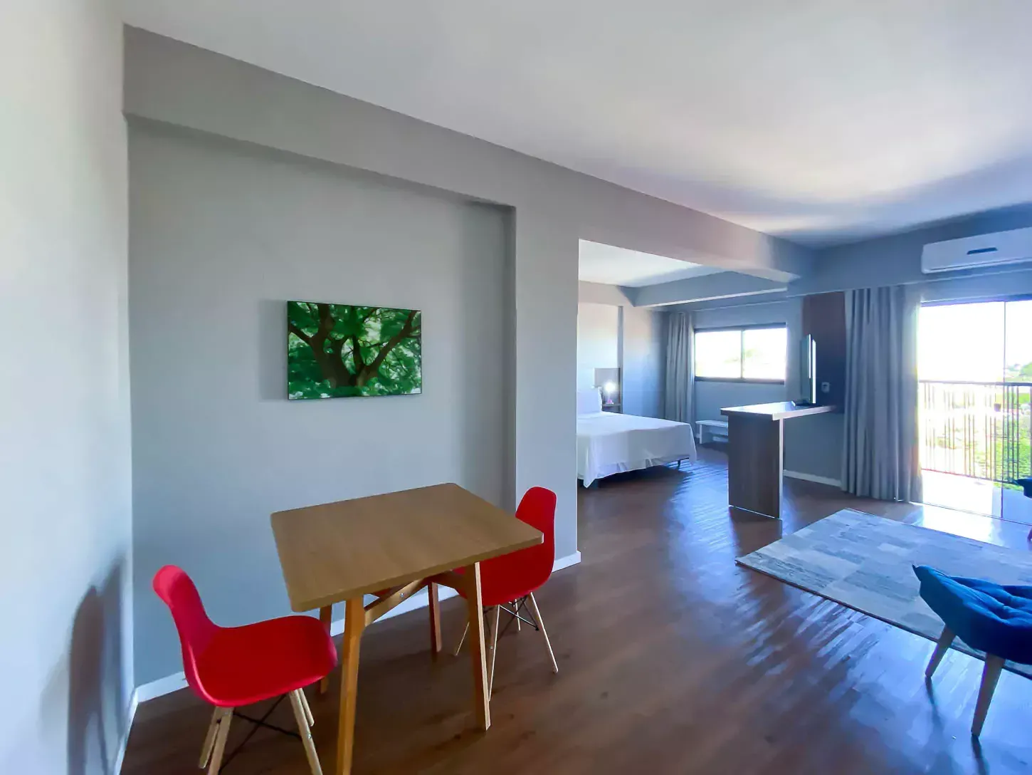 Há uma mesa e cadeiras no meio da sala Hotel Quartzo Cristalina