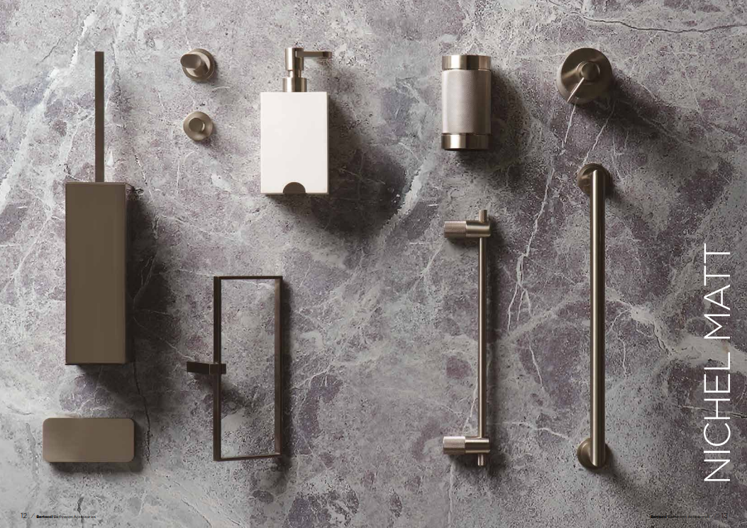Vista dall'alto di moderni accessori da bagno marrone opaco, tra cui un dispenser di sapone e portasciugamani, su marmo grigio.