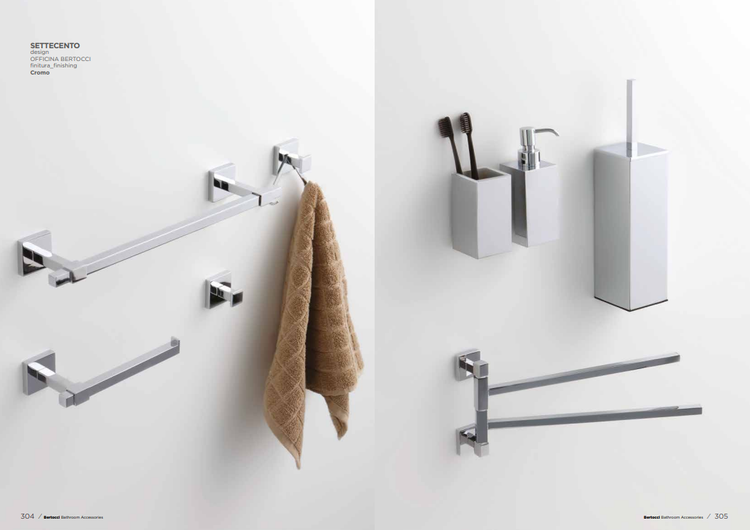 Un espositore mostra diversi accessori da bagno moderni in cromo, tra cui portasciugamani, dispenser di sapone e uno scopino.