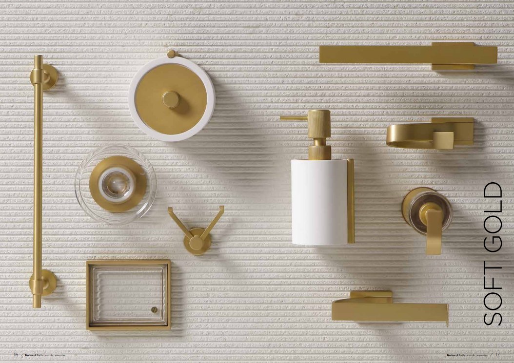 Una collezione di accessori per il bagno con finitura