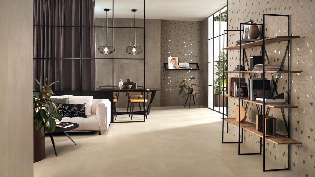 Una zona giorno moderna e minimalista con pareti neutre, pavimenti chiari, un divano bianco, una libreria in metallo e mobili da pranzo.