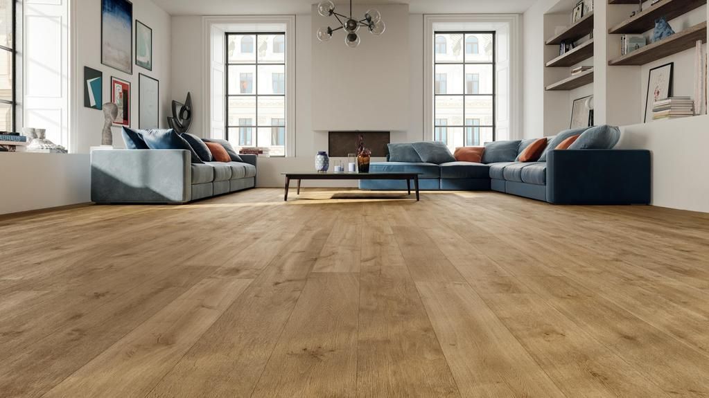 Un soggiorno moderno con pavimento in legno marrone chiaro, divani angolari blu, un tavolino da caffè nero e grandi finestre con cornici bianche.