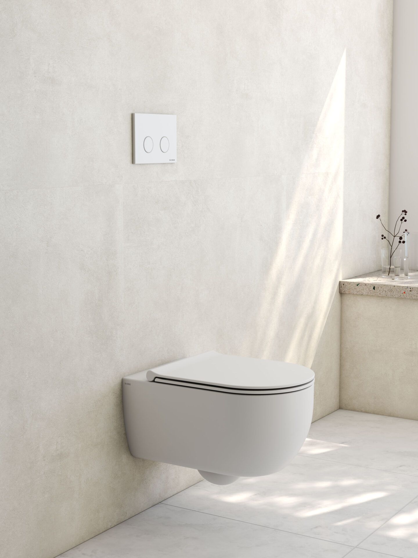 Un moderno WC sospeso bianco con placca a doppio pulsante di scarico, installato su una parete beige chiaro in un bagno minimalista.