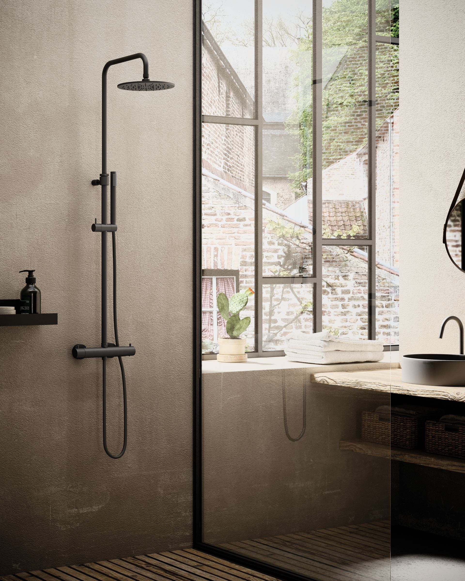 In un bagno moderno, la colonna doccia nera con soffione a pioggia e doccetta a mano è installata su una parete con finitura ruvida.