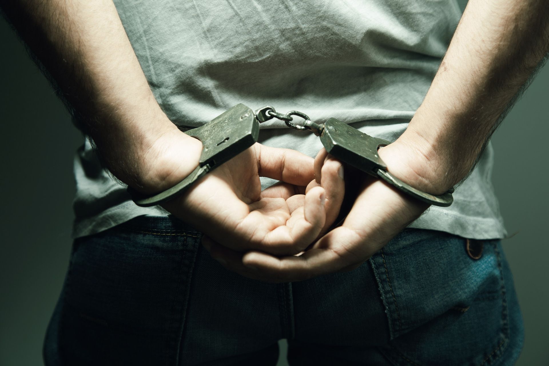 Photo man hand handcuffed
