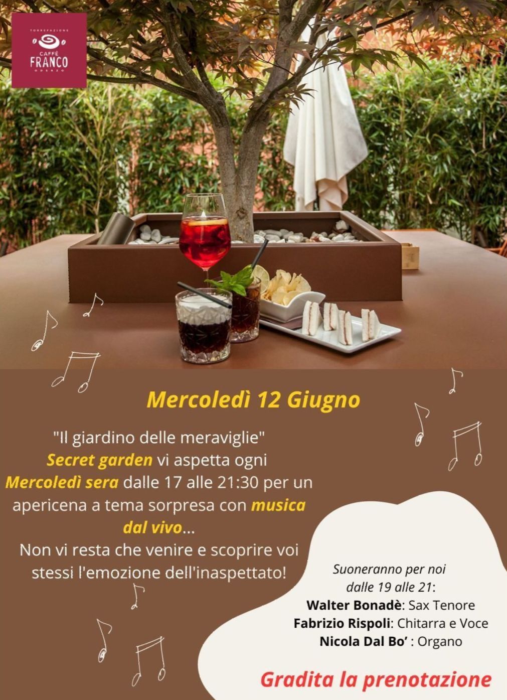 Tavolo da ristorante all'aperto con bicchieri da dessert e da vino, che pubblicizza un'offerta speciale per il pranzo del mercoledì in italiano.