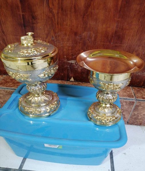 Juego de Cáliz y copon cincelado de rosas con baño de oro