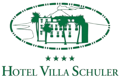 Logotipo del Hotel Villa Schuler con ilustración de una villa verde, estrellas y texto sobre un fondo blanco.