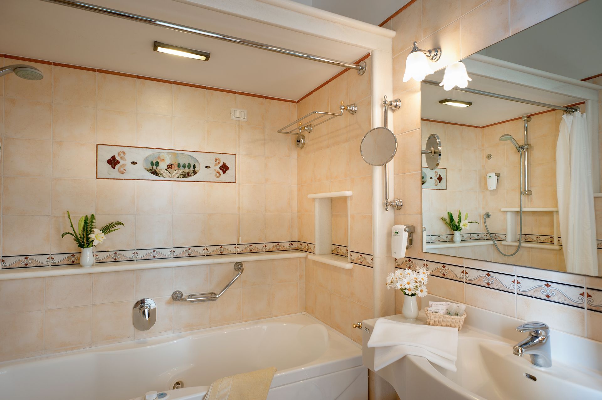 Helles, beigefarbenes Badezimmer mit Badewanne, Waschbecken, Spiegel und dekorativen Fliesenakzenten.
