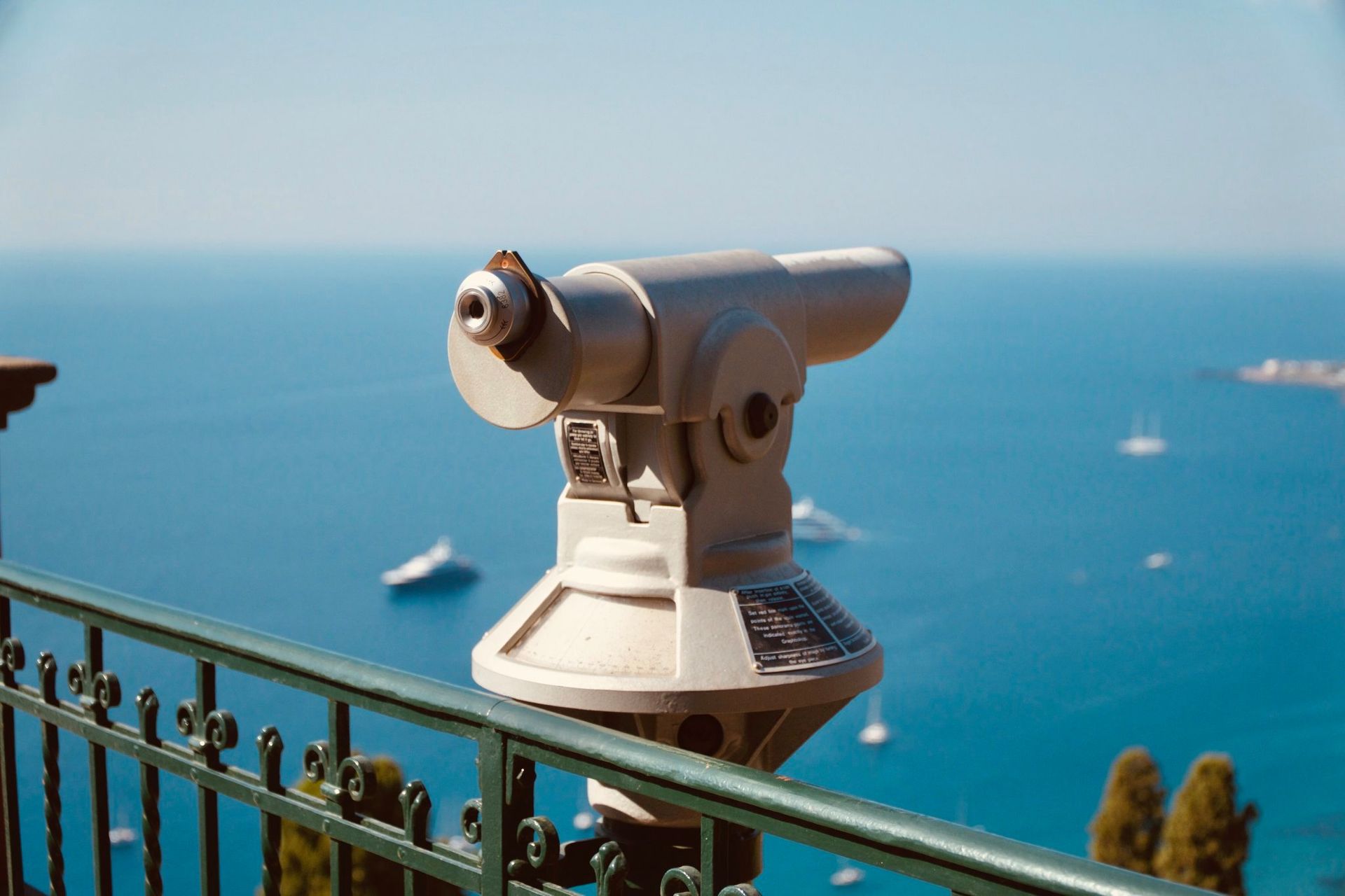 Münzbetriebenes Fernglas mit Blick auf den blauen Ozean von einem Aussichtspunkt am Meer