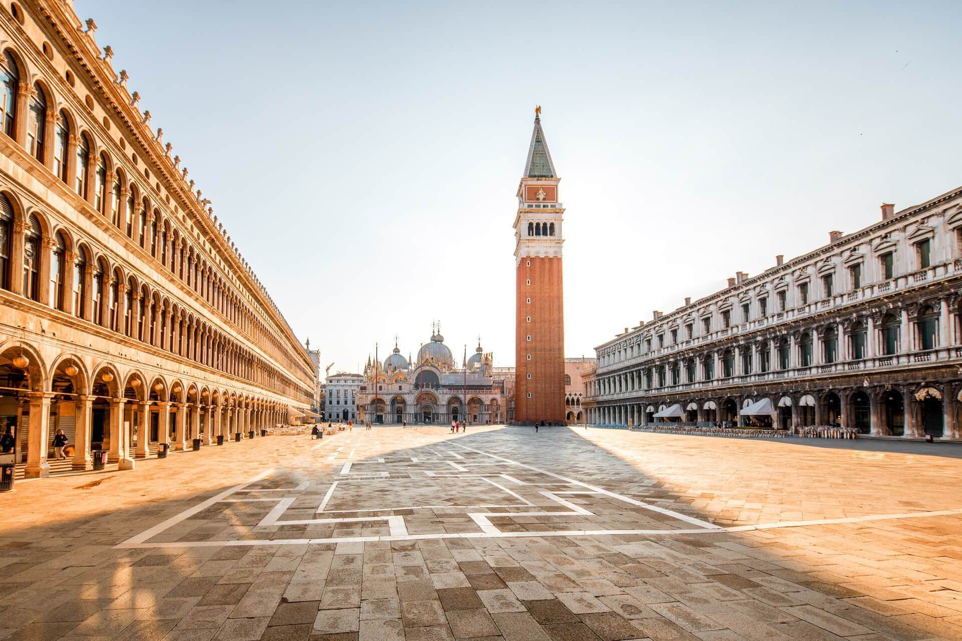 Piazza San Marco a Venezia, Italia, con il Campanile e l'architettura circostante alla luce del sole.