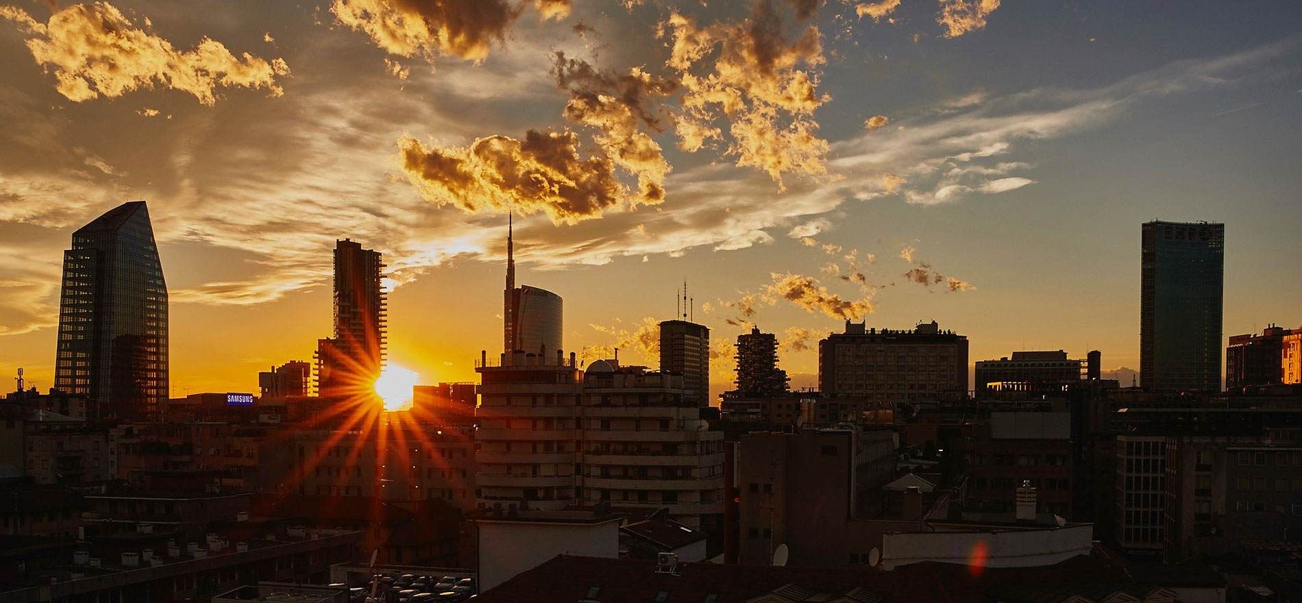 Lo skyline della città si staglia contro un cielo colorato al tramonto.