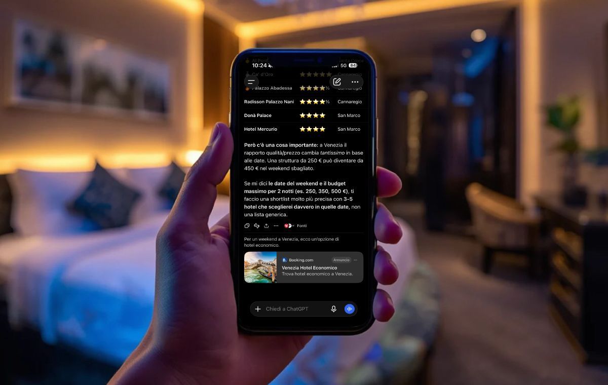 Smartphone con una ricerca di hotel a Venezia su ChatGPT e sotto la risposta un annuncio ChatGPT Ads