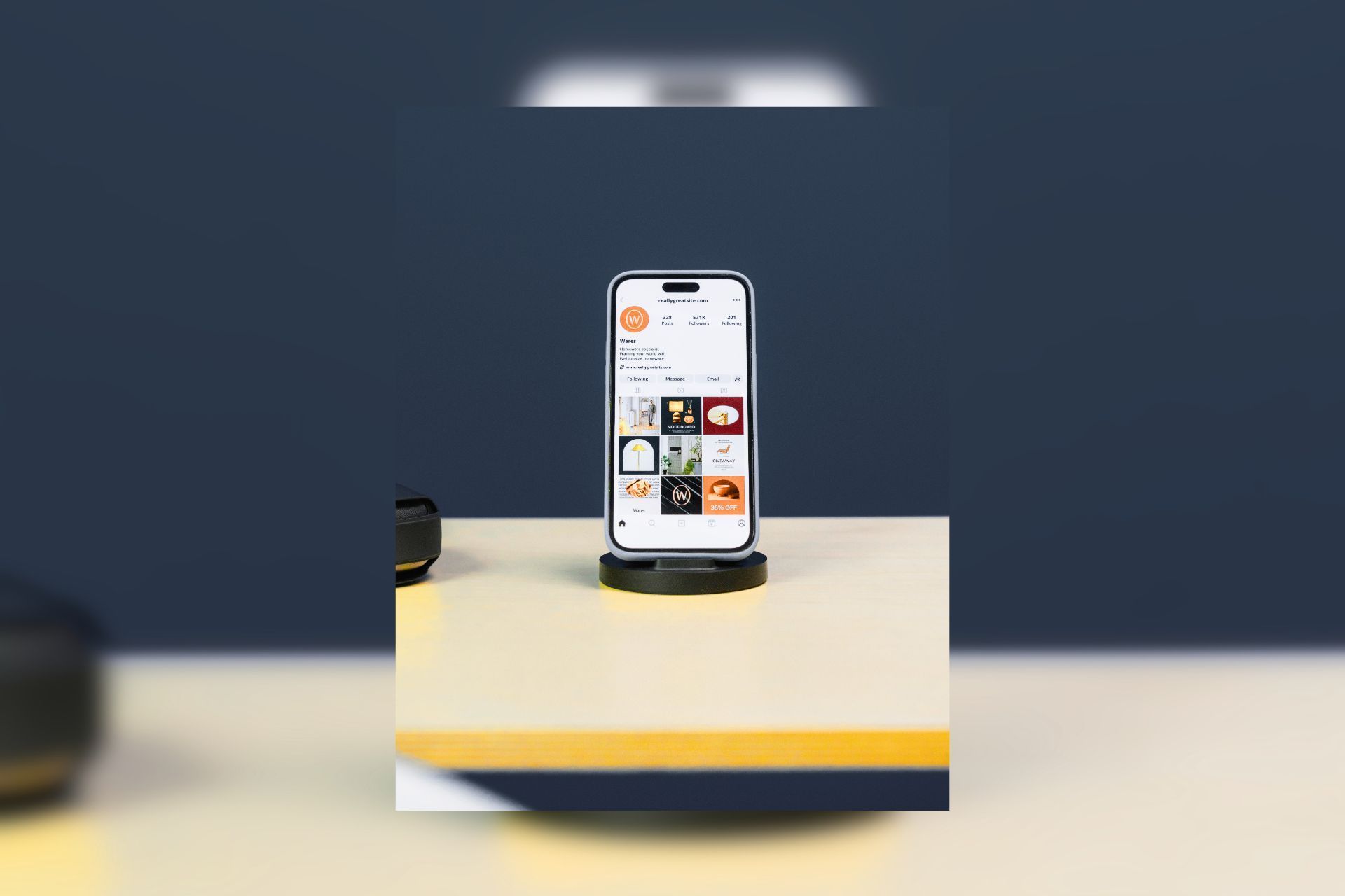 profilo instagram su uno smartphone appoggiato su un tavolo simile a profilo social di hotel
