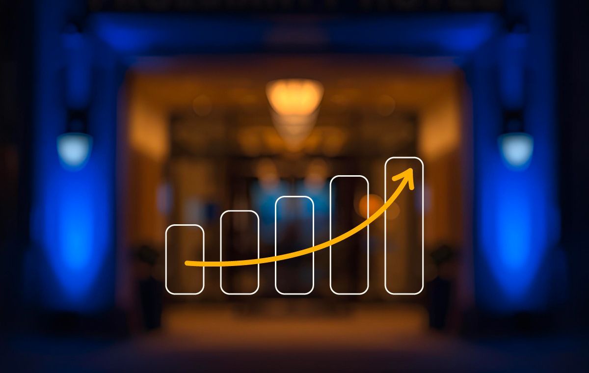 Grafico con freccia che indica la crescita del profitto hotel con revenue management alberghiero