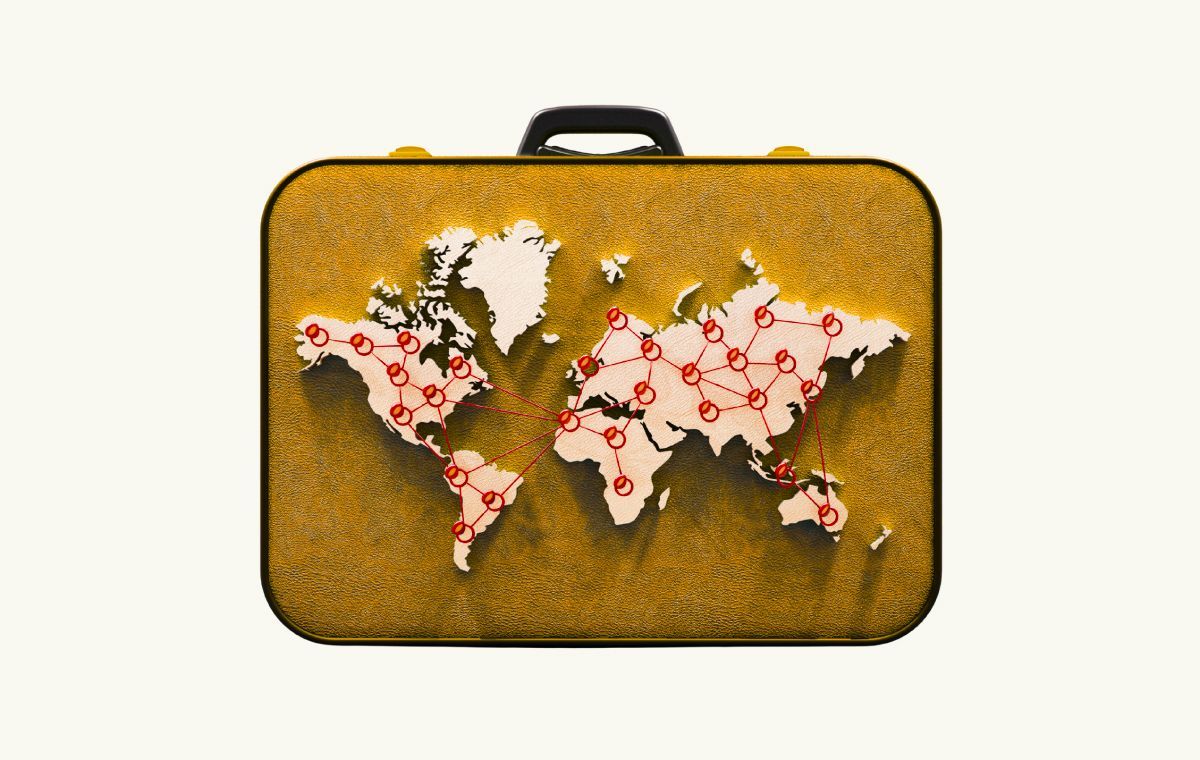 Valigia vintage con i continenti per rappresentare le tendenze del turismo nel 2026