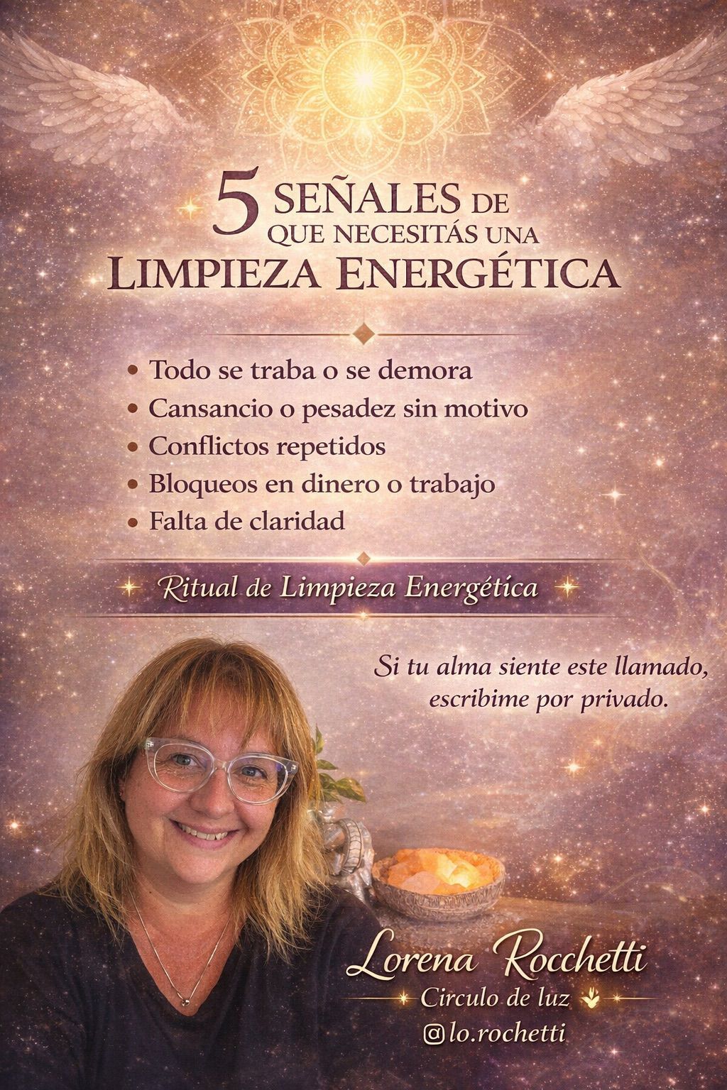 Cartel morado y dorado sobre la limpieza energética, con la foto de una mujer sonriente y texto en portugués.