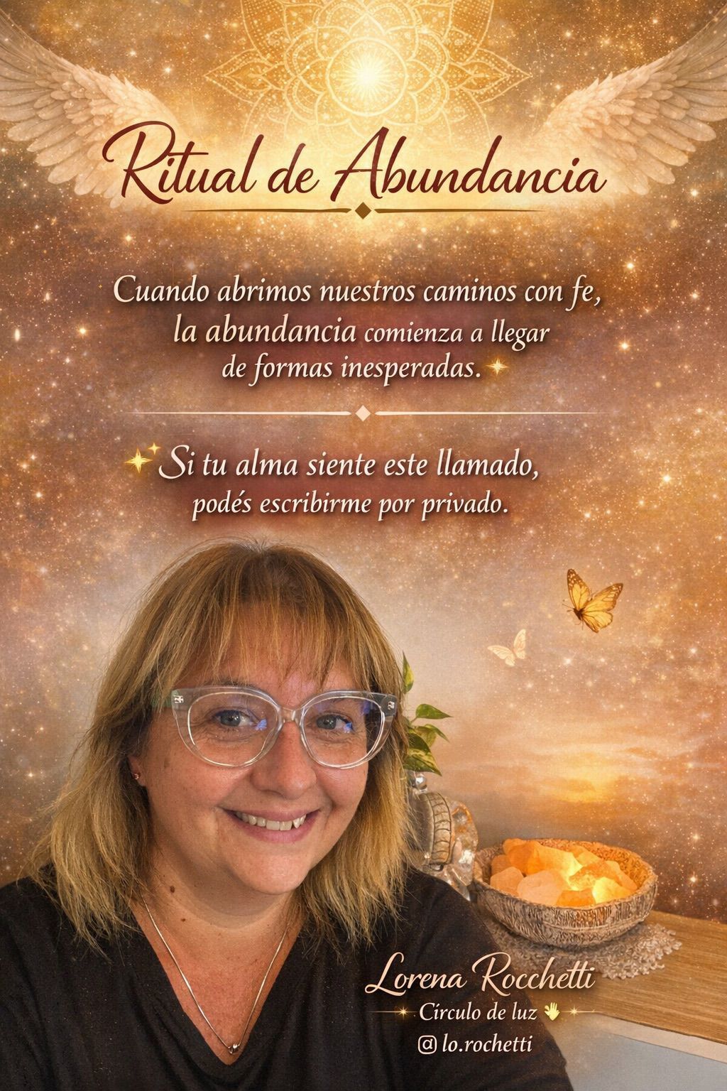 Mujer sonriente junto a velas bajo un fondo dorado con texto “Ritual de Abundancia”