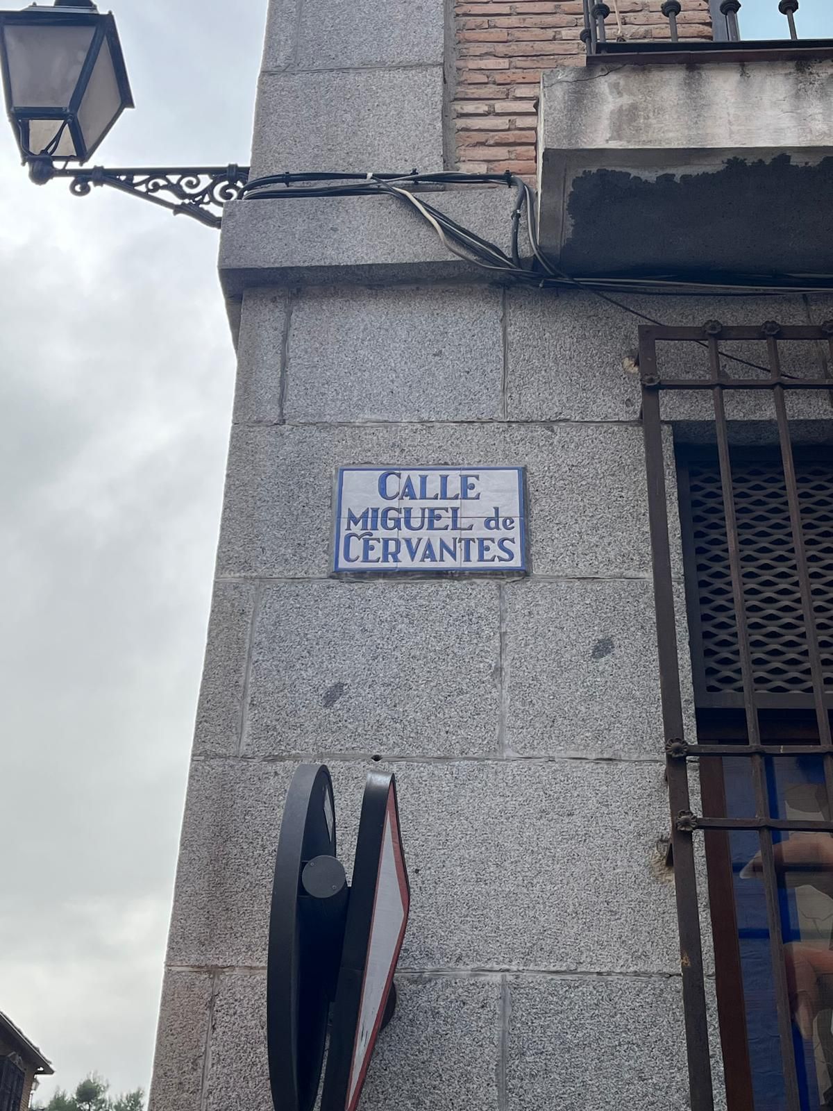Un letrero de calle azul y blanco con la inscripción