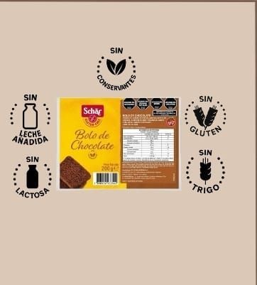 Un envase de pastel de chocolate Schär rodeado de iconos que indican que no contiene conservantes, leche, gluten ni trigo.