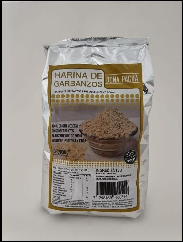 Una bolsa plateada con base plana de harina de garbanzos Doña Pacha, con etiqueta central y un peso neto de 500 g.