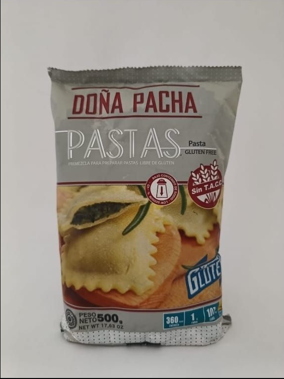 Un paquete de 500 g de raviolis sin gluten Doña Pacha con una imagen de la pasta sobre un fondo gris y blanco.