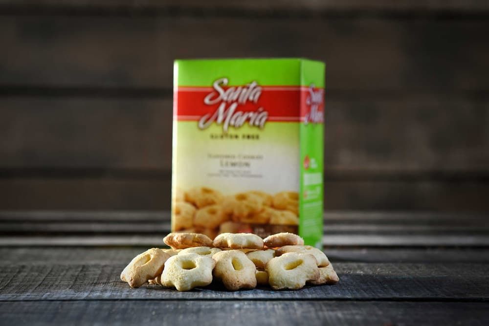 Una caja de galletas de limón Santa María se encuentra detrás de una pequeña pila de galletas