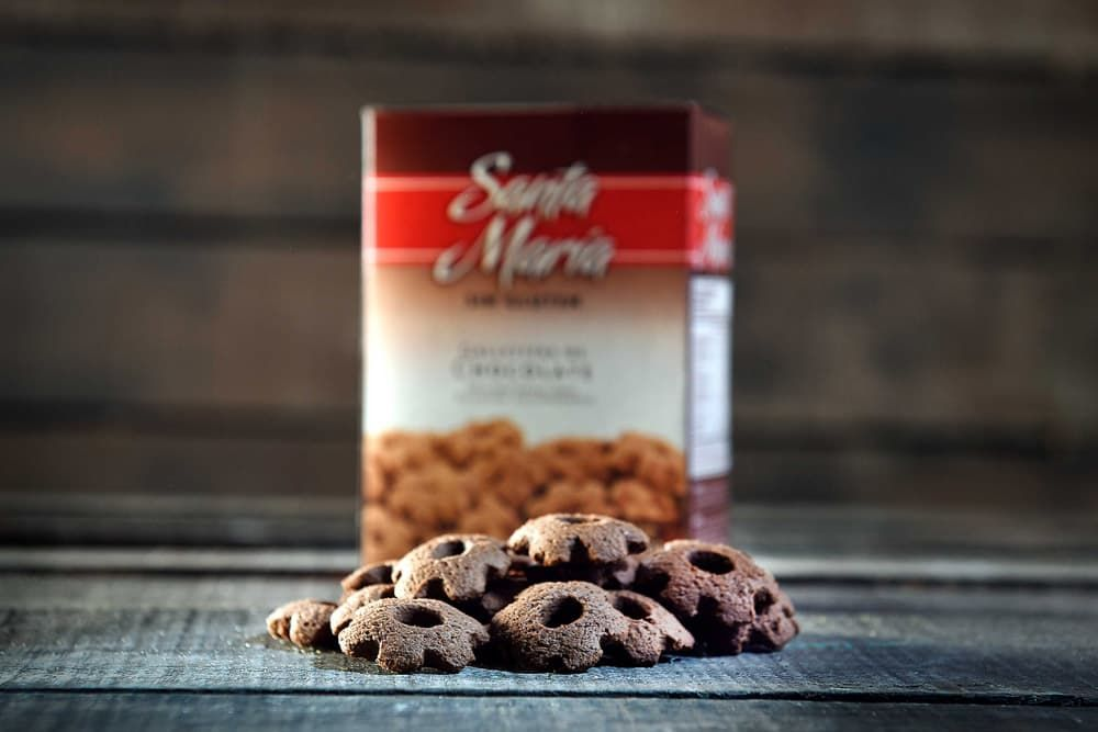 Una caja de galletas de chocolate Santa Maria reposa detrás de un pequeño