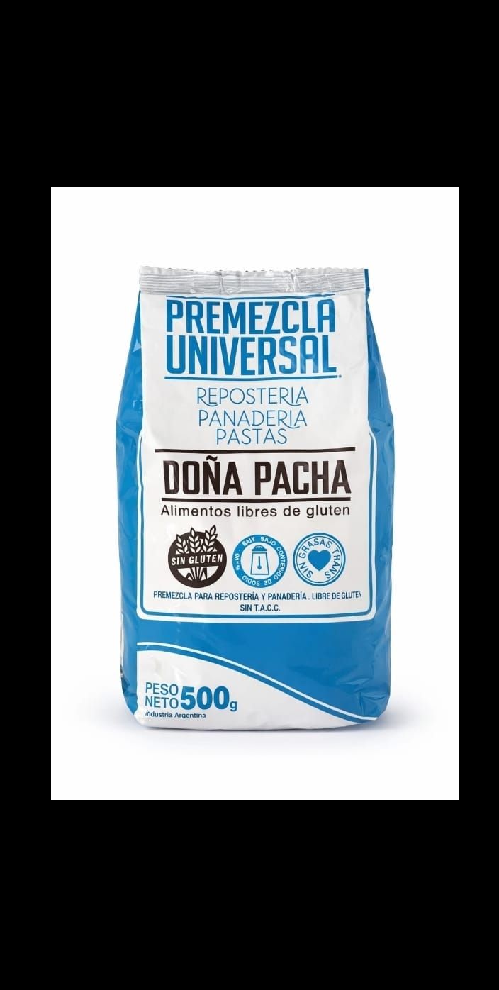 Una bolsa de 500 g de mezcla universal para hornear de la marca Doña Pacha, con envase blanco y azul.