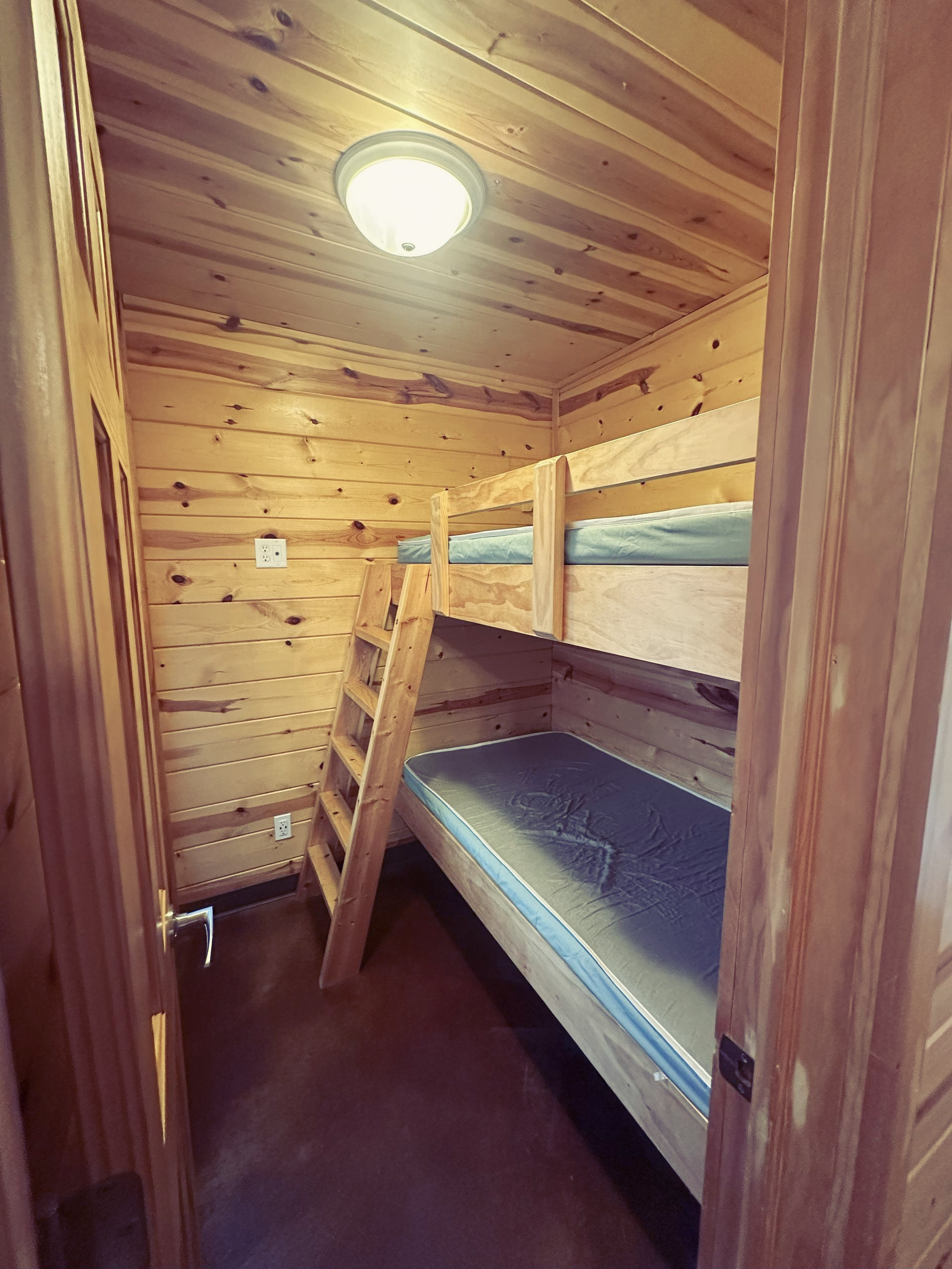 Cabin 4 - Outside