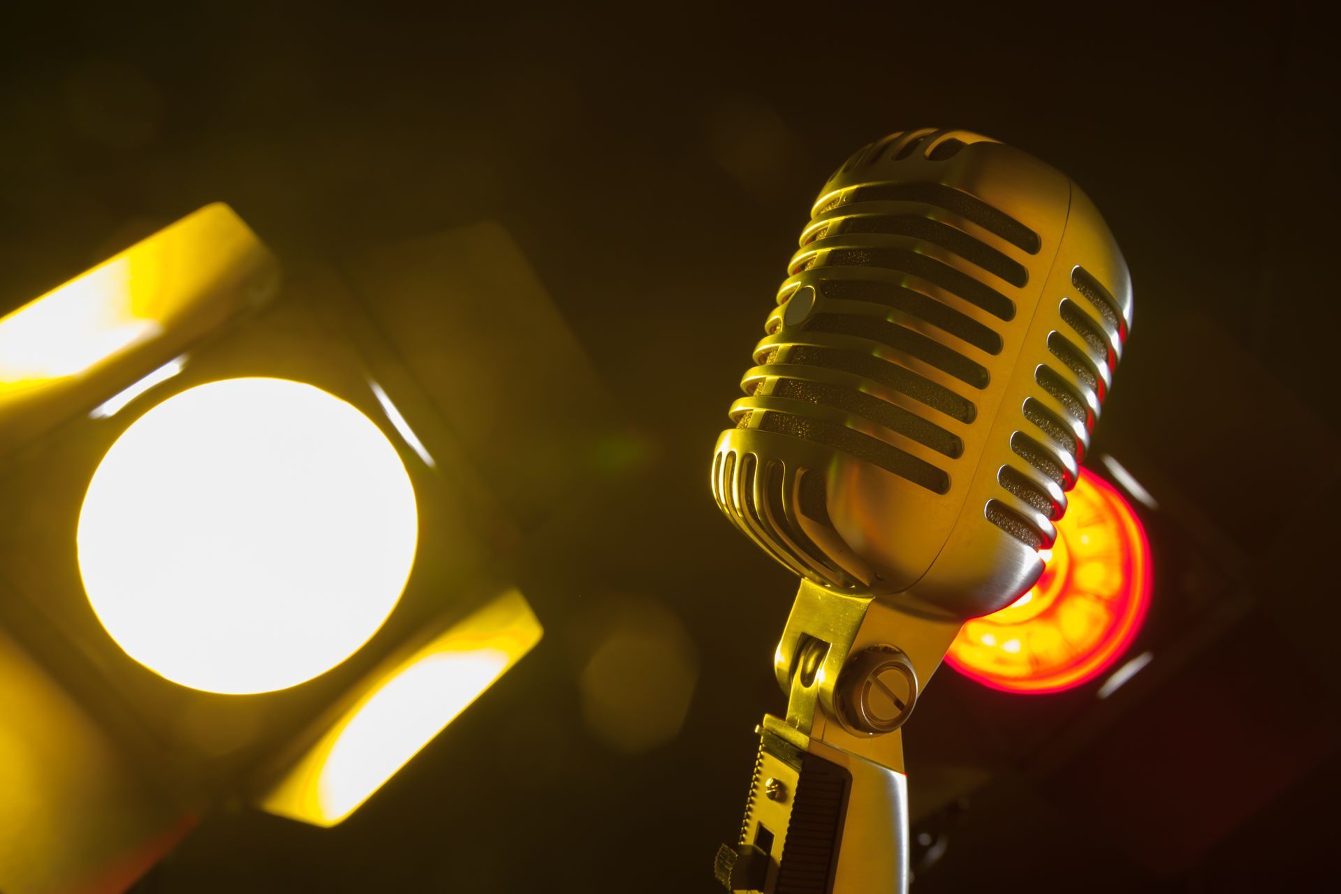 Mikrofonlu bir karaoke gecesi posteri