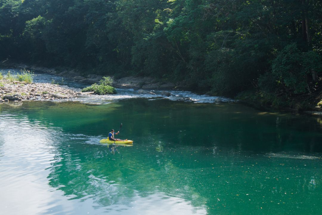 Una persona está navegando en kayak por un río.