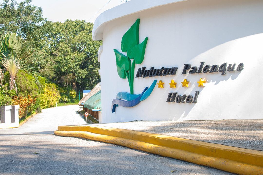 Un edificio blanco con la palabra hotel en él.