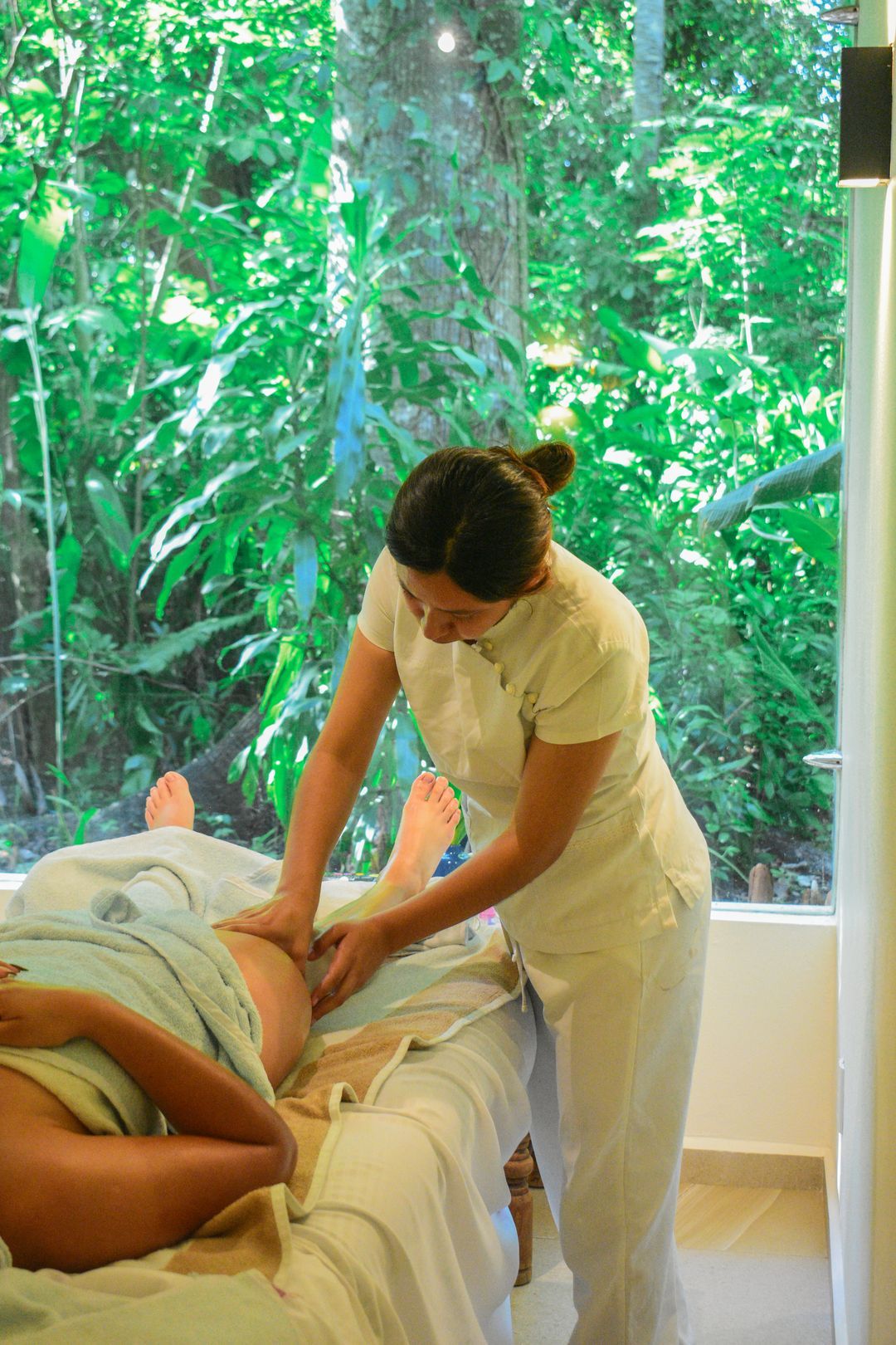 Una mujer le está dando un masaje a un hombre en un spa.