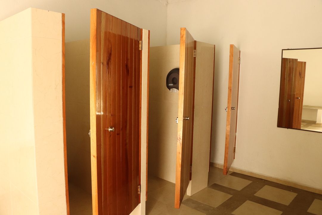 Un baño con puertas de madera y espejo.
