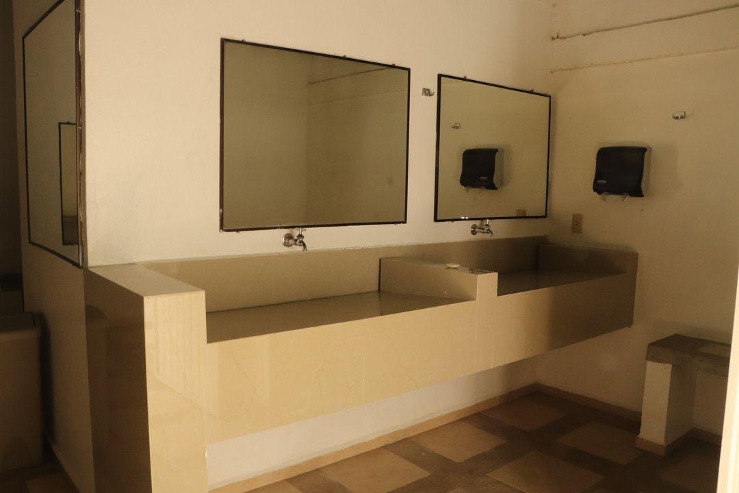 Un baño con dos lavabos y dos espejos.