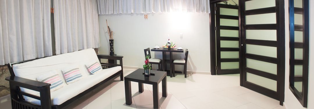 Una sala de estar con sofá, mesa y sillas.