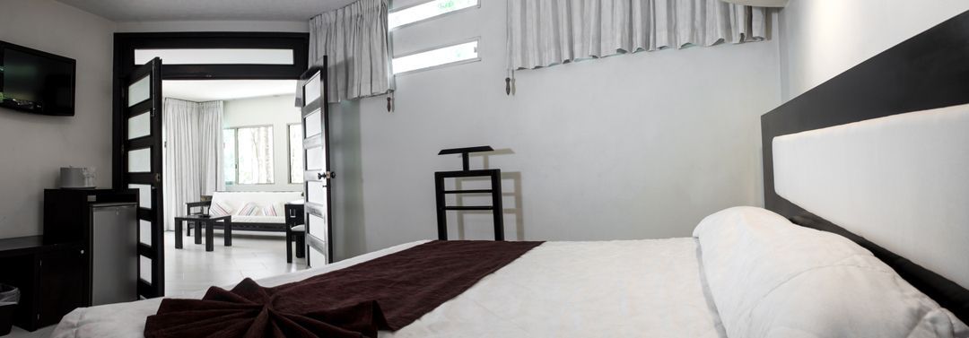 Una habitación de hotel con una cama grande y una silla.