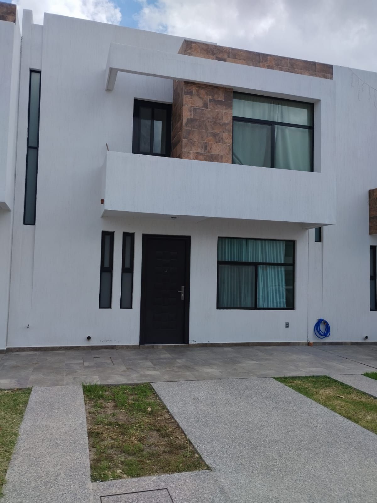?*SE RENTA CASA EN VARESSE RESIDENCIAL*?  *CERCA DE LA CARRETERA 57*