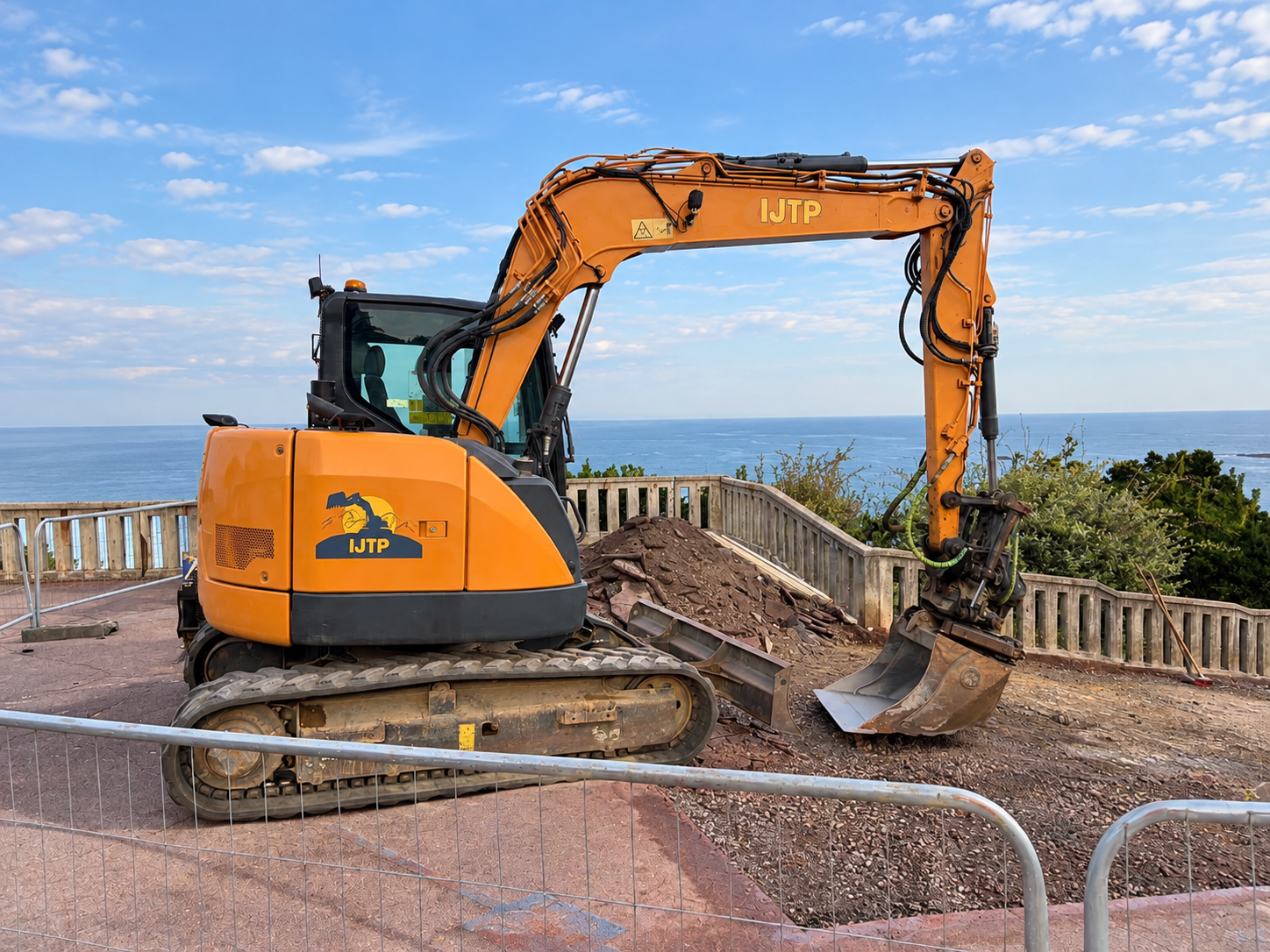 Pelle 8 tonnes Rototilt sur chantier