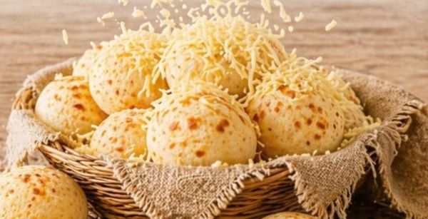 Premium -  Esta é uma versão é uma versão premium do nosso clássico mineiro. Feito com ingredientes selecionados e uma receita exclusiva, ele oferece um sabor refinado e uma textura equilibrada, crocante por fora e extremamente macia por dentro, além de queijo extra no pacote para ser polvilhado por cima ao assa-los
