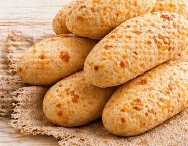 O Pão de queijo  3 Queijos  traz a combinação perfeita de três queijos clássicos: os italianos parmesão e provolone, junto ao tradicional queijo Canastra mineiro. Essa fusão de sabores resulta em um pão de queijo irresistível, com textura crocante por fora e macia por dentro, perfeito para qualquer momento do dia. Tamanho tradicional e tipo baguete para sanduiches 
