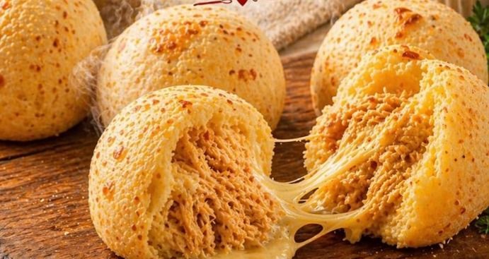 Pães de queijo recheados de frango! Uma explosão de sabor!