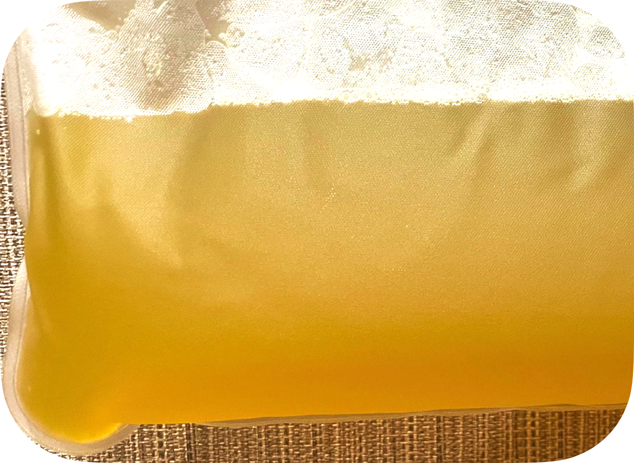 一杯泡沫豐富的金黃色啤酒,特寫鏡頭