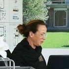 Una donna è seduta davanti a un computer portatile.