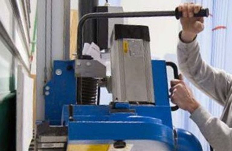 Un uomo sta lavorando a una macchina in una fabbrica.