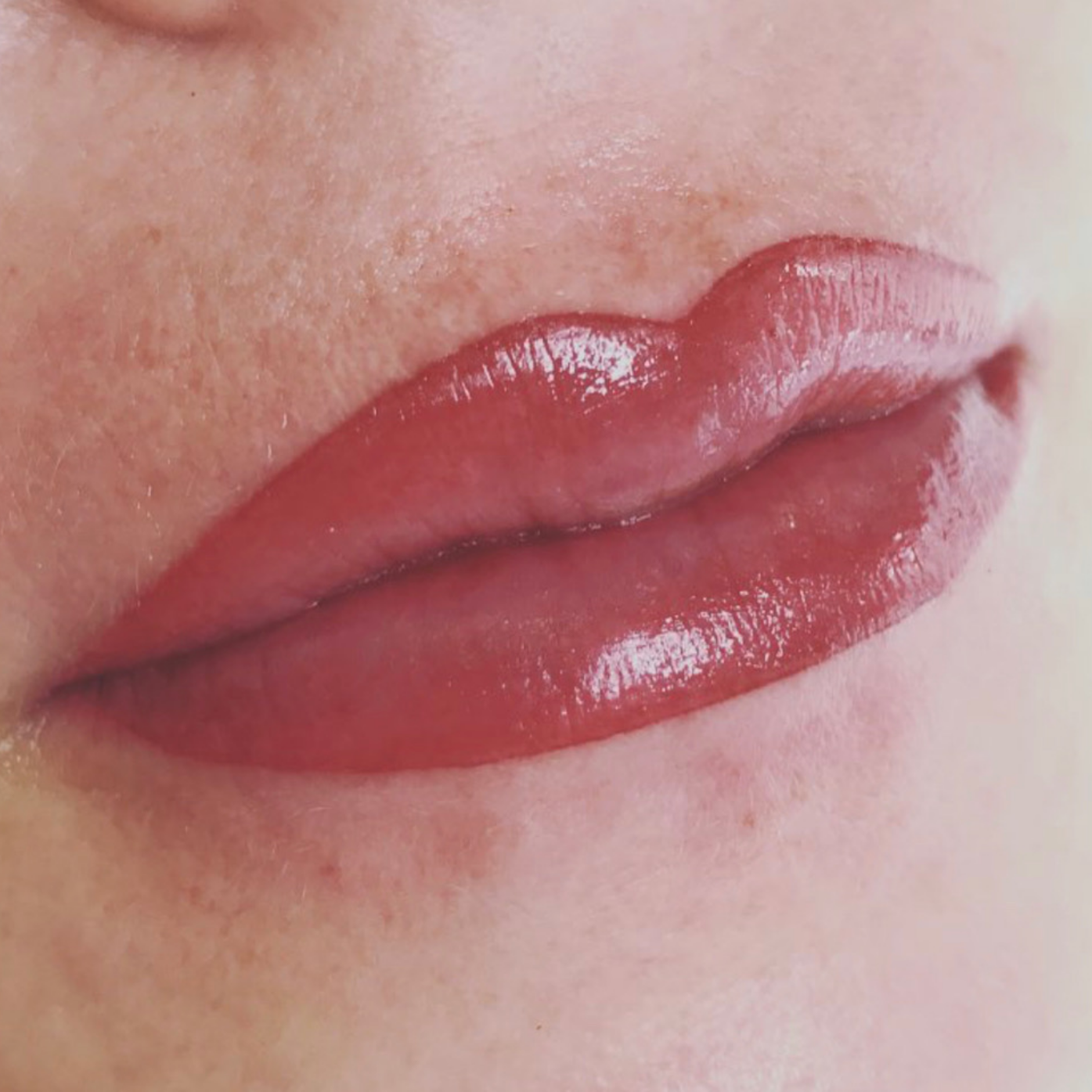 Eine Nahaufnahme der Lippen einer Frau mit rotem Lippenstift.