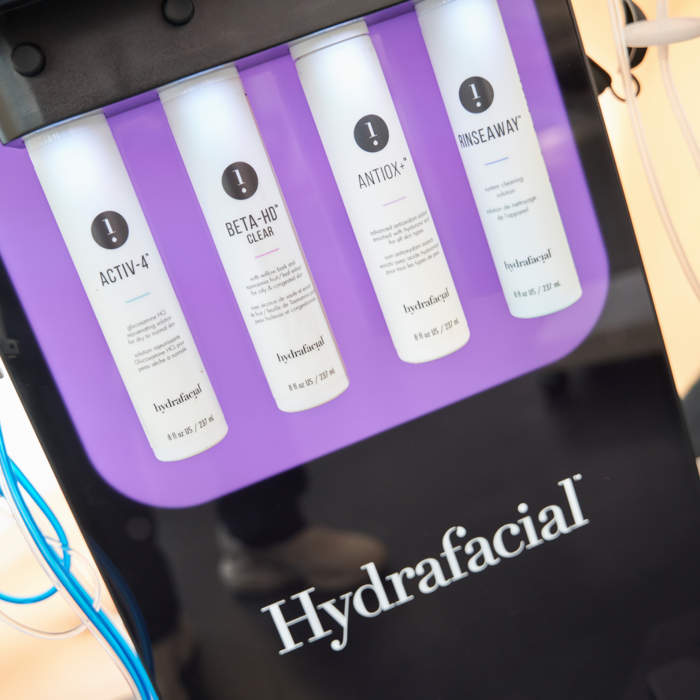 Das Wort Hydrafacial steht auf der Seite einer Maschine