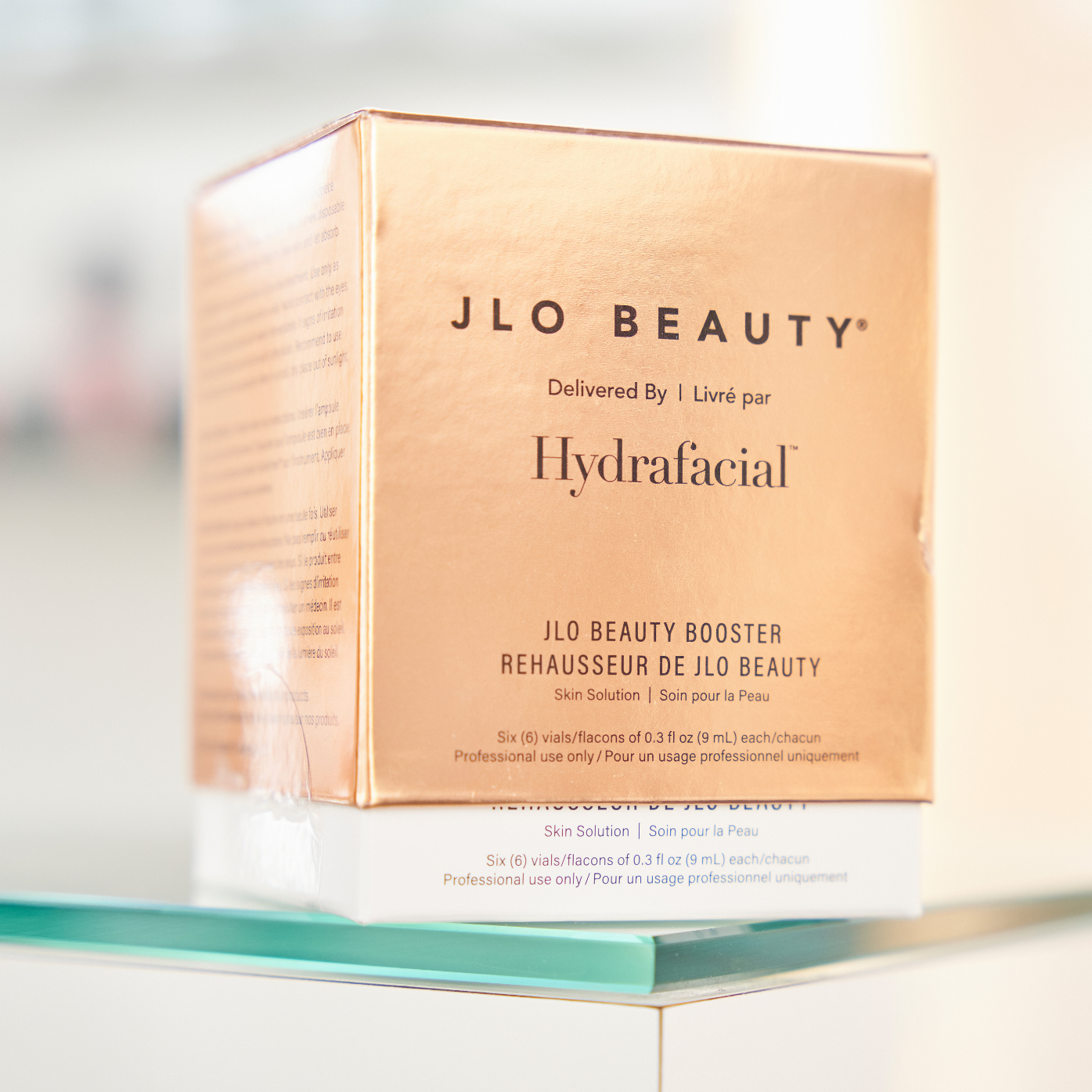 Eine Schachtel JLO Beauty Hydrafacial Beauty Booster