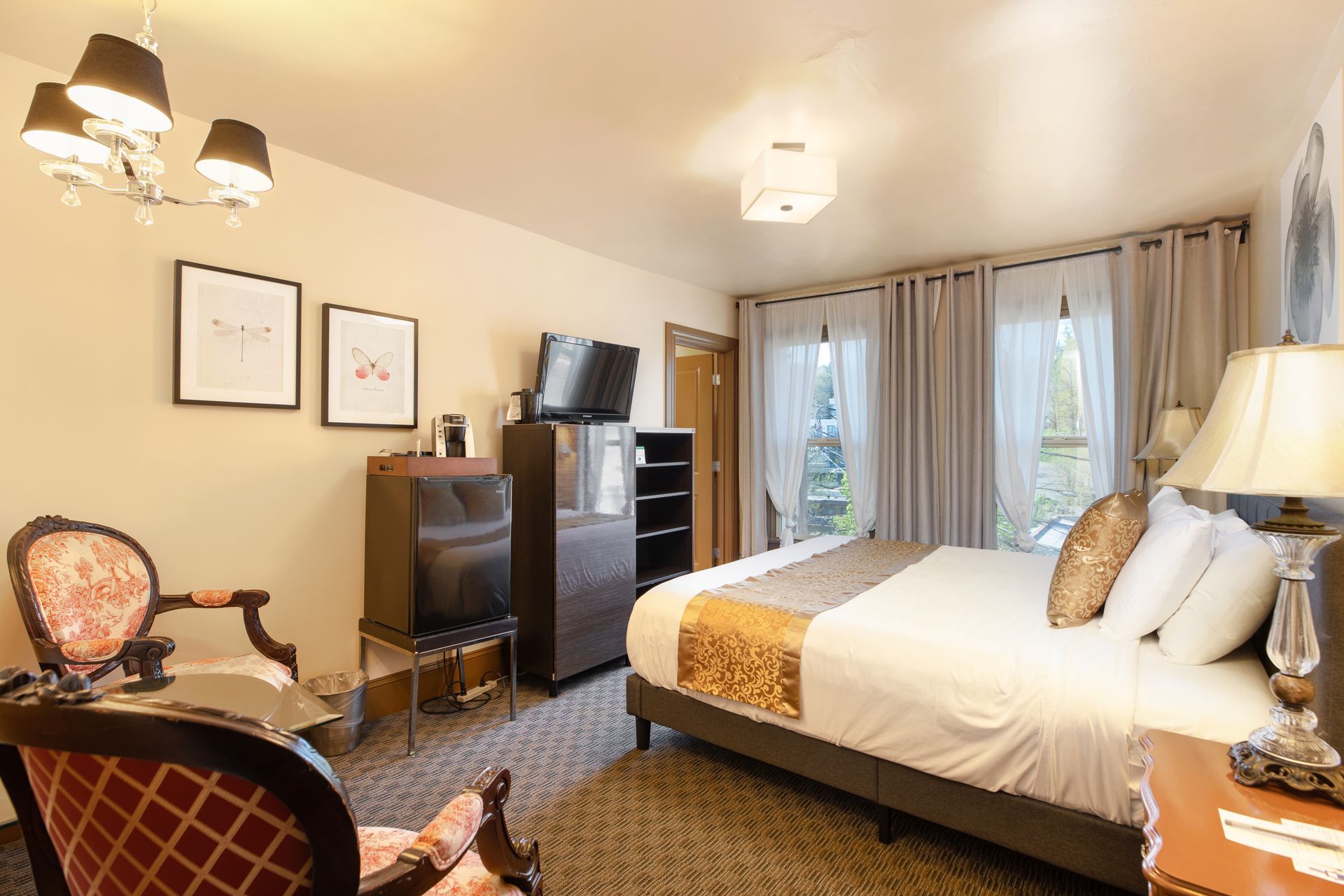 hotel-room-with-ensuite-bathroom